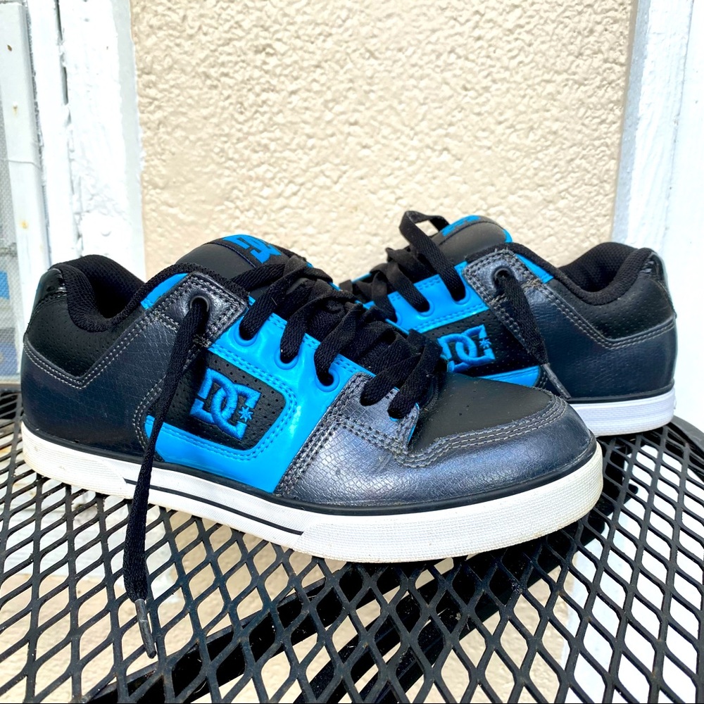 Women’s DC shoes (PRICE IS FIRM, comes with discount shipping)